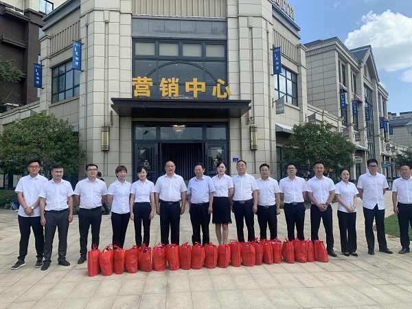 集團(tuán)工會(huì)一行到徽鹽地產(chǎn)六安項(xiàng)目開展“送清涼”慰問活動(dòng)