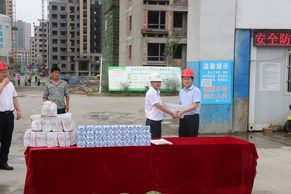 楊曉彬到徽鹽地產(chǎn)定遠(yuǎn)、泗縣項(xiàng)目公司開展高溫慰問