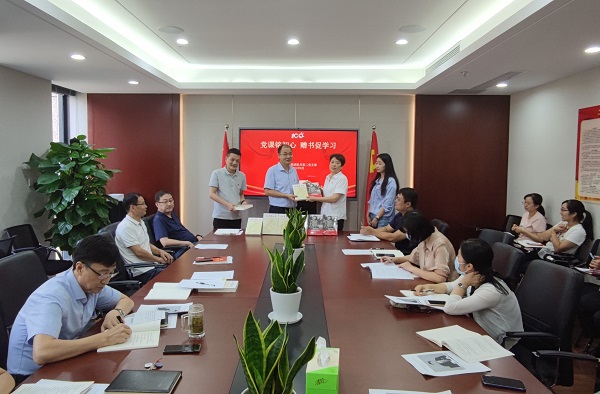 黨課銘初心，贈(zèng)書(shū)促學(xué)習(xí)——徽鹽地產(chǎn)集團(tuán)機(jī)關(guān)第二黨支部推動(dòng)黨史學(xué)習(xí)教育再升溫
